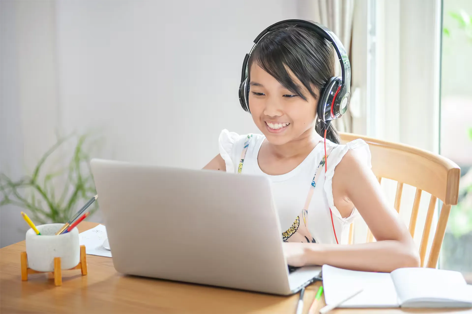 Elementary student participating in a BigBlueButton virtual classroom