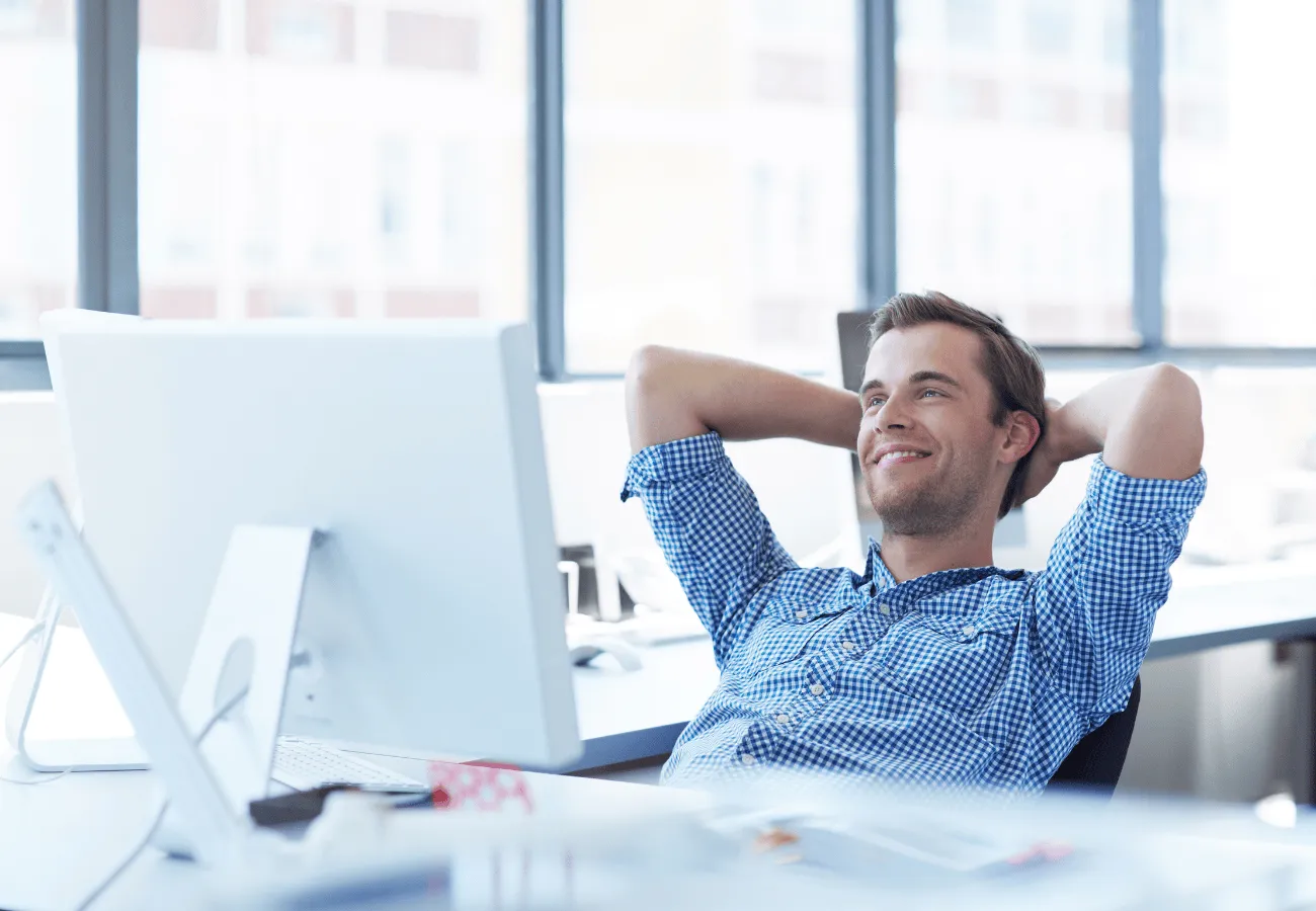 Man at ease in front of a computer